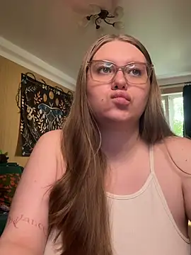Snapshot of Alice_Dreamgirl_ chatting on 6, 8, 2026 Alice Dreamgirl online show from 6, 8, 2026