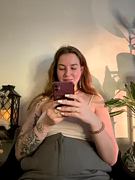 Snapshot of MayaMystic chatting on 18, 11, 2025 MayaMystic online show from 18, 11, 2025