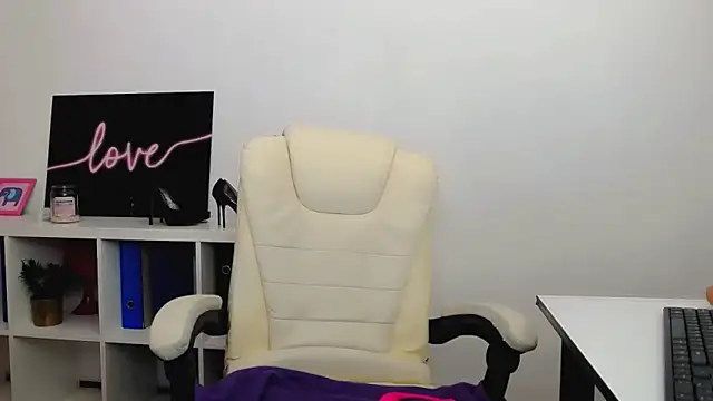 Lia Benini online show from 25, 2, 2025