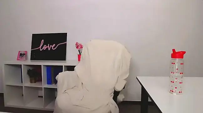 Lia Benini online show from 5, 3, 2025