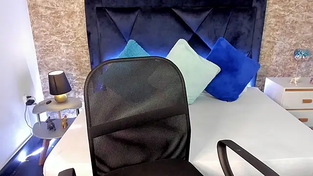 Lily Woodz online show from 12, 1, 2025