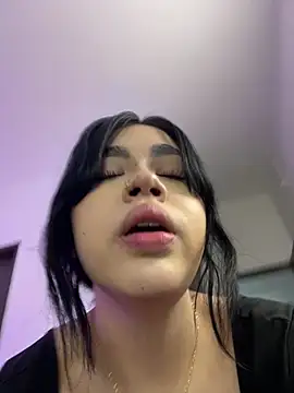 Lily Woodz online show from 6, 7, 2026