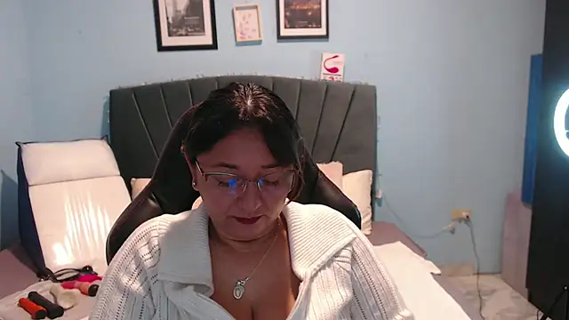 Snapshot of AngelRouss chatting on 1, 3, 2025 AngelRouss online show from 1, 3, 2025