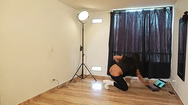 Snapshot of Mara-Bella chatting on 1, 12, 2025 Mara-Bella online show from 1, 12, 2025