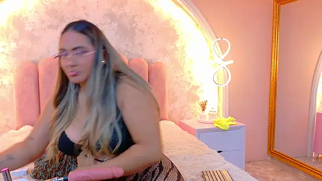 MiaLaurents online show from 22, 2, 2026