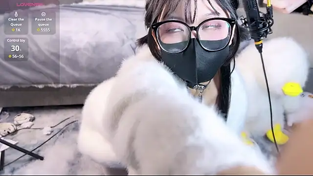 Yu UwU  online show from 1, 1, 2025