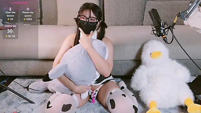 Yu UwU  online show from 13, 1, 2025