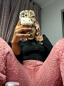 Snapshot of Thando04 chatting on 21, 11, 2025 Thando04 online show from 21, 11, 2025