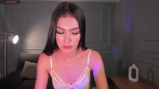 NiaSalvatore online show from 6, 3, 2025