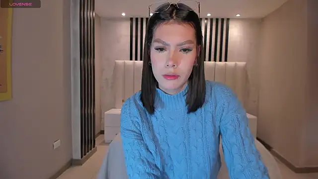 NiaSalvatore online show from 13, 10, 2025