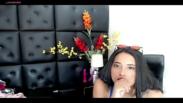 Snapshot of Carolaine01 chatting on 3, 3, 2025 Carolaine01 online show from 3, 3, 2025