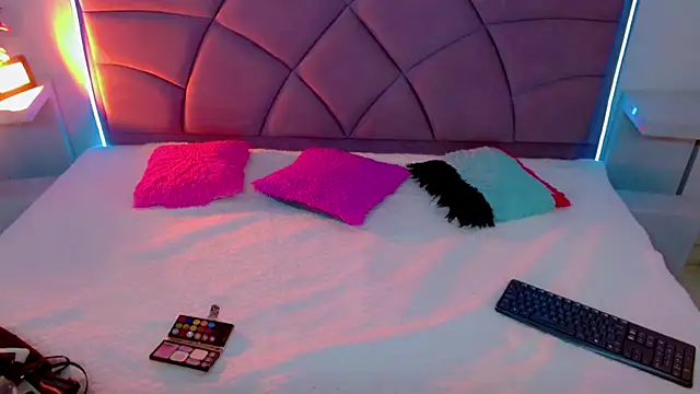 Snapshot of Carolaine01 chatting on 10, 10, 2025 Carolaine01 online show from 10, 10, 2025