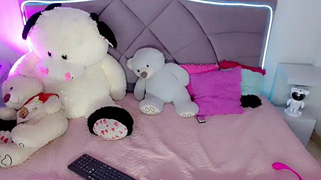 Snapshot of Carolaine01 chatting on 14, 11, 2025 Carolaine01 online show from 14, 11, 2025