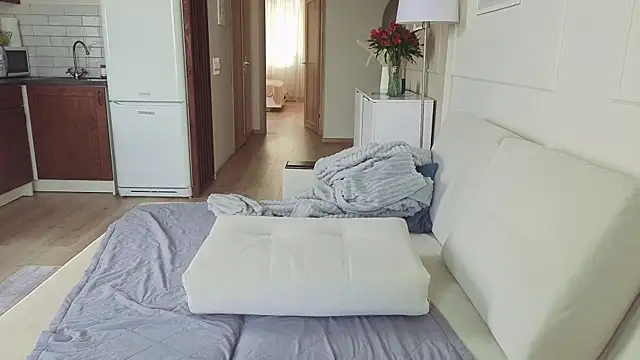 KristineEsme online show from 12, 10, 2025