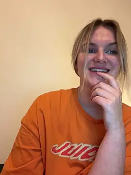 Snapshot of shiny_bunnyyy chatting on 5, 1, 2025 shiny bunnyyy online show from 5, 1, 2025