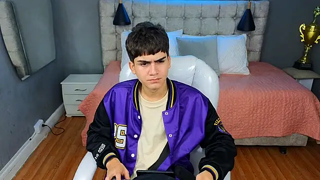 Tommy18   online show from 11, 3, 2025