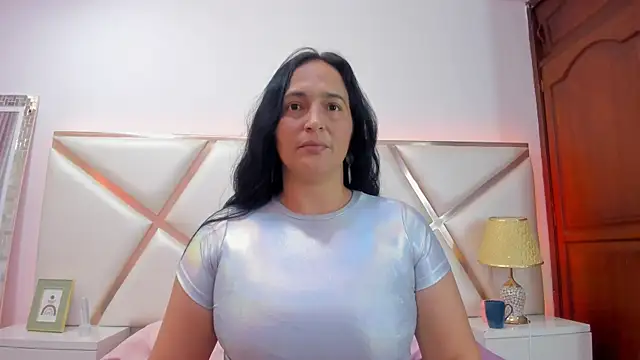 Snapshot of LucineArias chatting on 15, 1, 2025 LucineArias online show from 15, 1, 2025