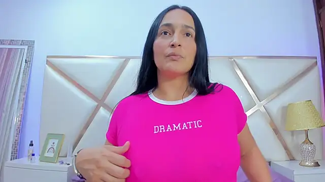 Snapshot of LucineArias chatting on 8, 2, 2025 LucineArias online show from 8, 2, 2025