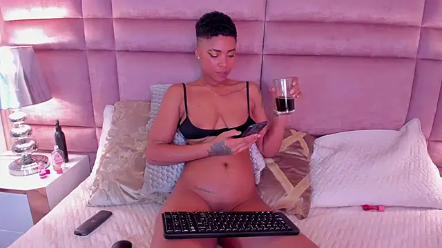 LuciaWallace online show from 4, 2, 2025