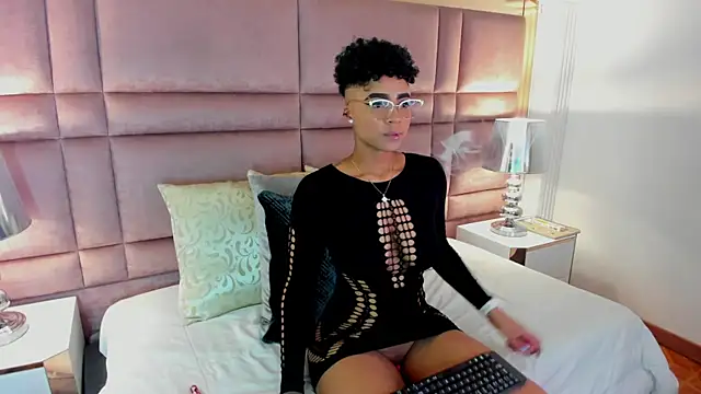 LuciaWallace online show from 10, 10, 2025