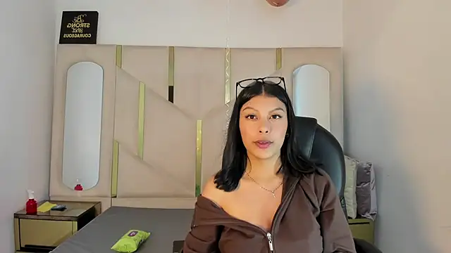 Salmaportman69 online show from 4, 2, 2026