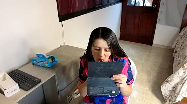 Snapshot of SexLaura_ chatting on 13, 2, 2025 SexLaura online show from 13, 2, 2025