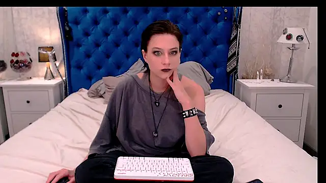 Snapshot of via_mayer_ chatting on 5, 12, 2025 via mayer online show from 5, 12, 2025