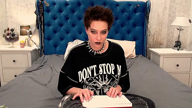 Snapshot of via_mayer_ chatting on 7, 3, 2026 via mayer online show from 7, 3, 2026