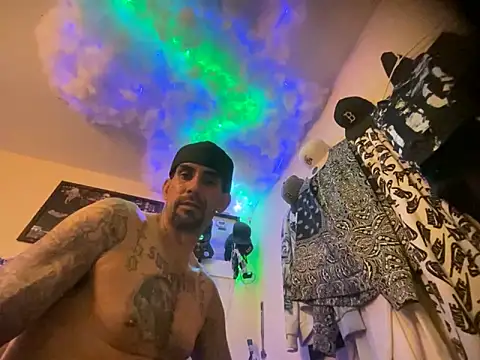 Snapshot of hornycouple818 chatting on 18, 1, 2026 hornycouple818 online show from 18, 1, 2026