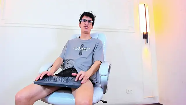 Snapshot of Cum_hunters chatting on 8, 5, 2026 Cum hunters online show from 8, 5, 2026