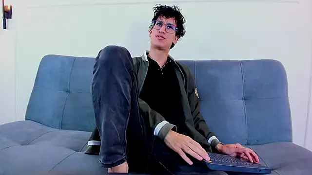 Snapshot of Cum_hunters chatting on 4, 6, 2026 Cum hunters online show from 4, 6, 2026