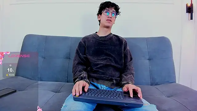 Snapshot of Cum_hunters chatting on 6, 6, 2026 Cum hunters online show from 6, 6, 2026
