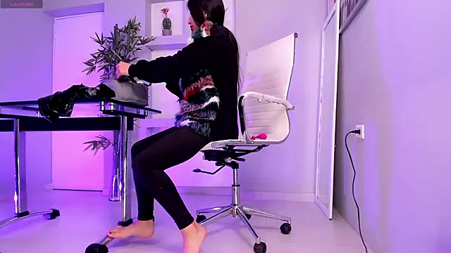 hannah howeell   online show from 10, 3, 2025