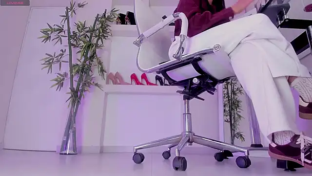 hannah howeell   online show from 11, 11, 2025