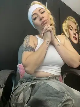 Snapshot of viktoria_davis_ chatting on 2, 10, 2025 viktoria davis online show from 2, 10, 2025