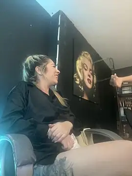 viktoria davis  online show from 25, 4, 2026