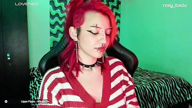 Snapshot of roxy_toxic chatting on 5, 3, 2025 roxy toxic online show from 5, 3, 2025