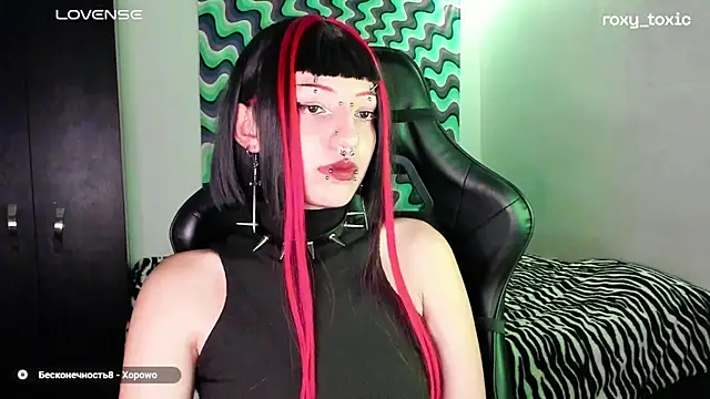 Snapshot of roxy_toxic chatting on 6, 3, 2025 roxy toxic online show from 6, 3, 2025