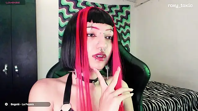 Snapshot of roxy_toxic chatting on 11, 3, 2025 roxy toxic online show from 11, 3, 2025