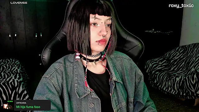 Snapshot of roxy_toxic chatting on 17, 10, 2025 roxy toxic online show from 17, 10, 2025