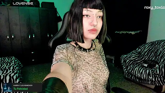 Snapshot of roxy_toxic chatting on 5, 11, 2025 roxy toxic online show from 5, 11, 2025