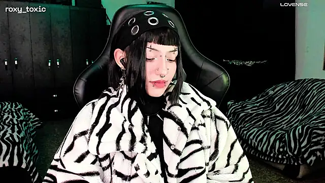 Snapshot of roxy_toxic chatting on 13, 11, 2025 roxy toxic online show from 13, 11, 2025