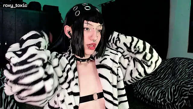 Snapshot of roxy_toxic chatting on 15, 11, 2025 roxy toxic online show from 15, 11, 2025