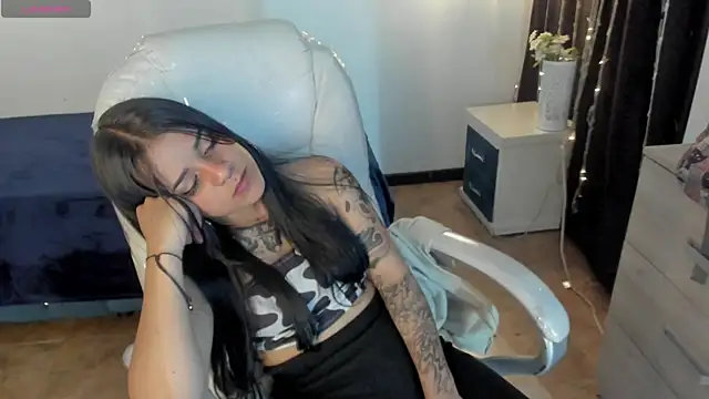 Nicole Foxx  online show from 28, 2, 2025