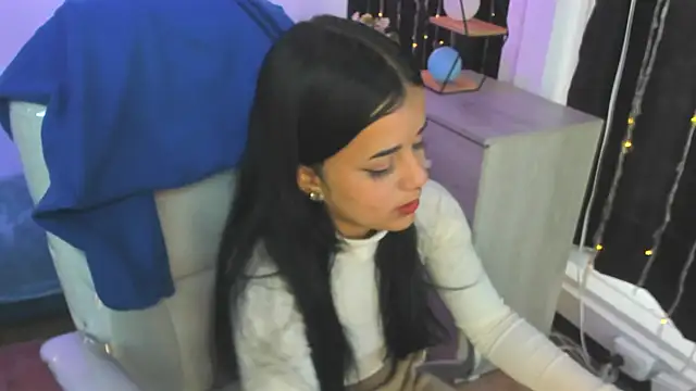 Nicole Foxx  online show from 16, 3, 2025