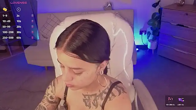 Nicole Foxx  online show from 27, 4, 2026