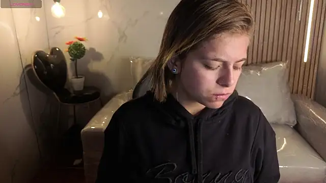 Kitten Cam online show from 17, 4, 2026