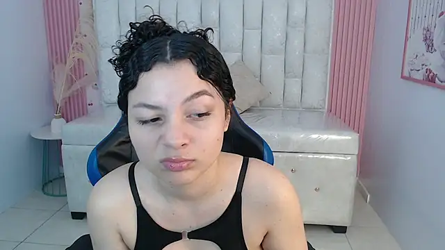 Snapshot of shalon_diaz_s chatting on 18, 10, 2025 shalon diaz s online show from 18, 10, 2025