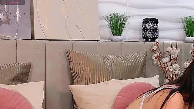 Elly Ross online show from 16, 2, 2025