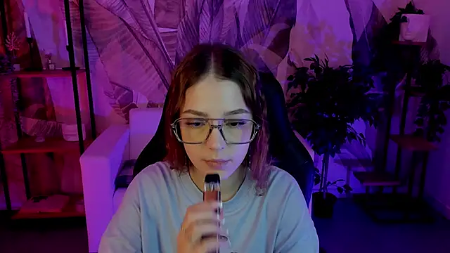 Snapshot of PamBeesly chatting on 28, 1, 2025 PamBeesly online show from 28, 1, 2025